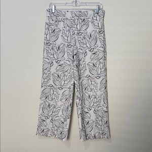 Chicos White with Black Embroidery Wide Leg Cropped Pants, size 0.5 (US size 6)